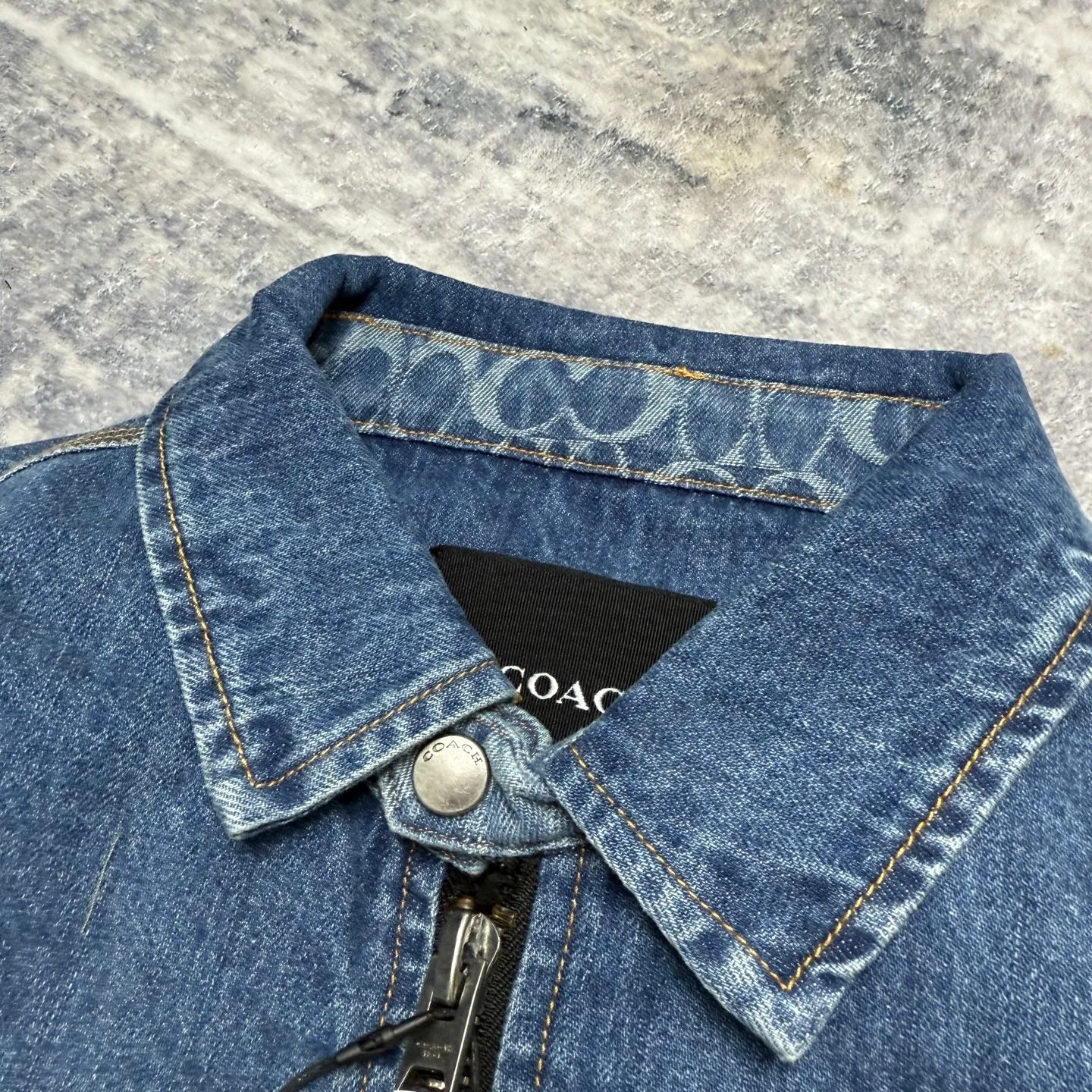 Available for new shipment in early spring! COH men's American Retro workwear Detroit washed distressed denim lapel cotton splicing zipper jacket, very Retro Blue denim, denim will never go out of style. The upper body of various experts shows how handsome he is. This style is very casual yet a bit gentlemanly. It is not so ostentatious, but the upper body makes the whole person look tall and elegant. That is, you only need to wear this coat. You don’t have to think about the overall matching, it’s casual and fashionable to wear casually. This can be worn by both men and women, and the fit is very correct. Shipped by a trading company and produced on a large assembly line, the quality is absolutely superb. The overall wiring is smooth and neat, and the inner lining is made of pure cotton, which is breathable and comfortable and has excellent skin fit. It's definitely the quality that goes in and out of the mall. The whole set of hardware is made by Koujia with logo letters. The texture of ancient silver matches the whole dress very well. The Genuine Leather leather label on the front chest is beautifully embellished. Really high quality. The shopkeeper’s own money. 🤗🤗🤗 Color: Washed Retro denim blue Size: M-XXL (equivalent to M-XXL) Fabric: Denim (Composition: Cotton) M size: Length 68CM Bust 118CM Shoulder width 53CM Sleeve length 62CM (Reference height 165-170CM Weight 110-130 catties) L size: Length: 70CM Bust 122CM Shoulder width 54CM, sleeve length 63CM (reference height 170-175CM, weight 130-150 catties) XL code: length: 72cm, bust: 126cm shoulder width: 55cm, sleeve length: 64cm (reference height 175-180CM, weight 145-165 catties) XXL code: length: 74cm, bust: 130cm, shoulder width: 56cm Sleeve length: 65cm (reference height 180-185CM, weight 165-185 catties)